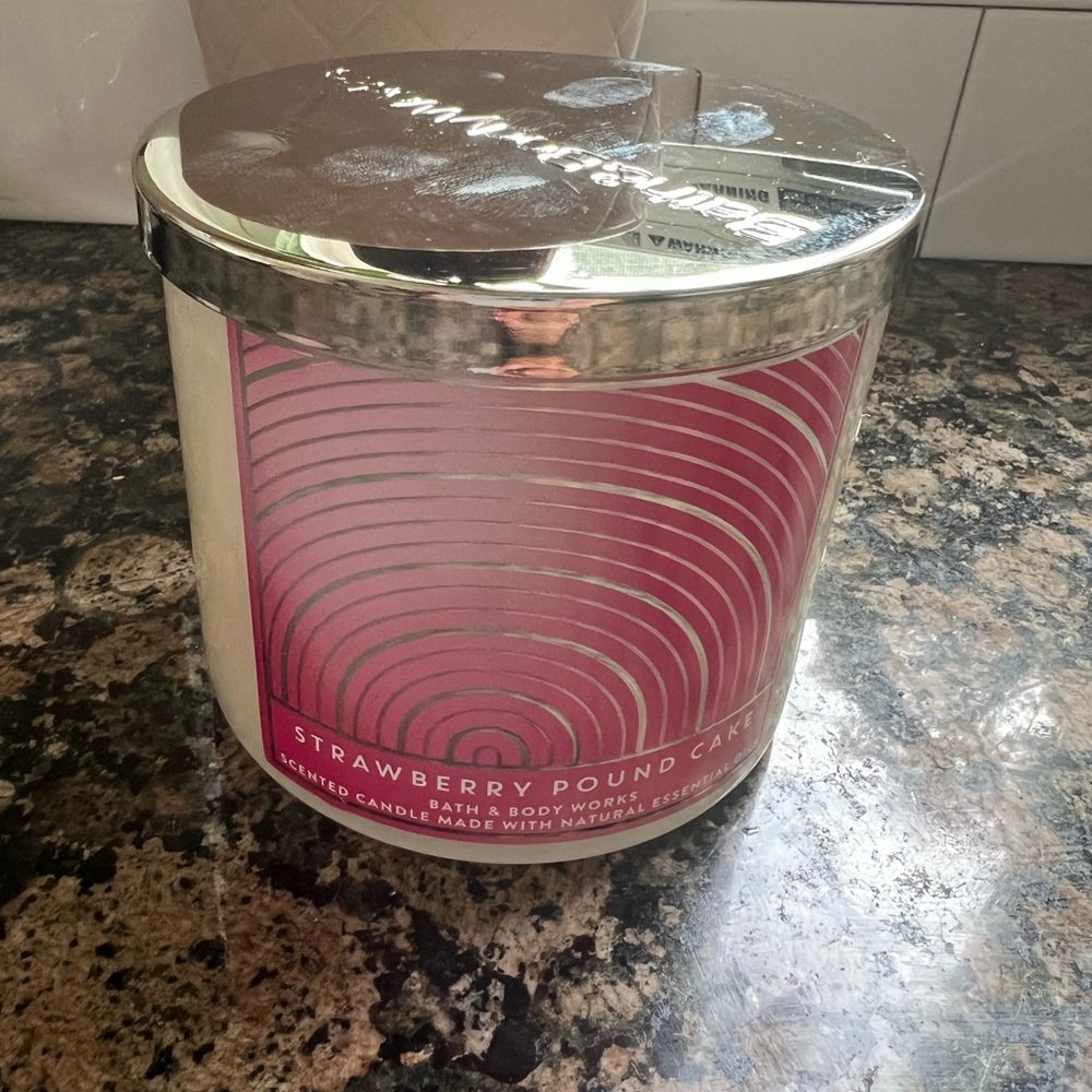 Strawberry Pound Cake 3-Wick Candle NEW - Picture 2 of 4
